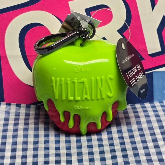 BBW Disney Evil Queen Poison Apple Glow In The Dark Pocketbac Holder Keychain - Picture 2 of 2